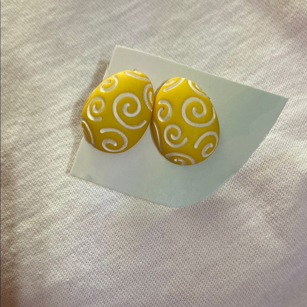 Yellow and white swirl oval pierced stood earrings